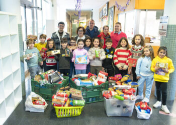 O CEIP Rosalía de Castro entrégalle a Servizos Sociais de Padrón os alimentos recollidos na campaña de Nadal