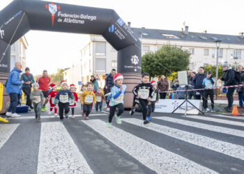 Moitos disfraces na II San Silvestres do Pino, que gañaron Iago Mateos e Ainhoa Reboiras