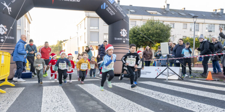 Moitos disfraces na II San Silvestres do Pino, que gañaron Iago Mateos e Ainhoa Reboiras