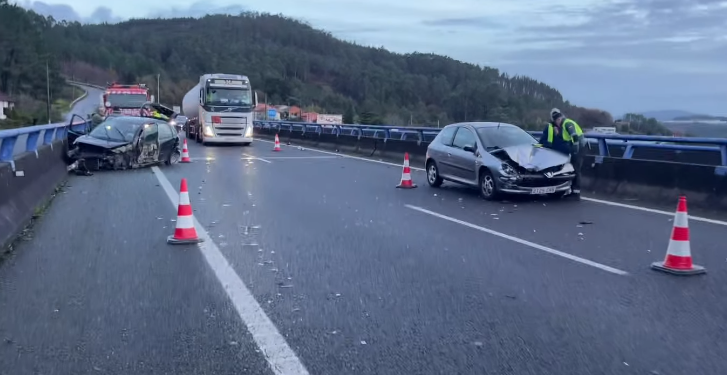 Cuatro heridos en un accidente con seis coches implicados en la AG-11 a su paso por Boiro