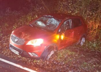 Tres persoas feridas nunha colisión entre dous turismos en Oroso