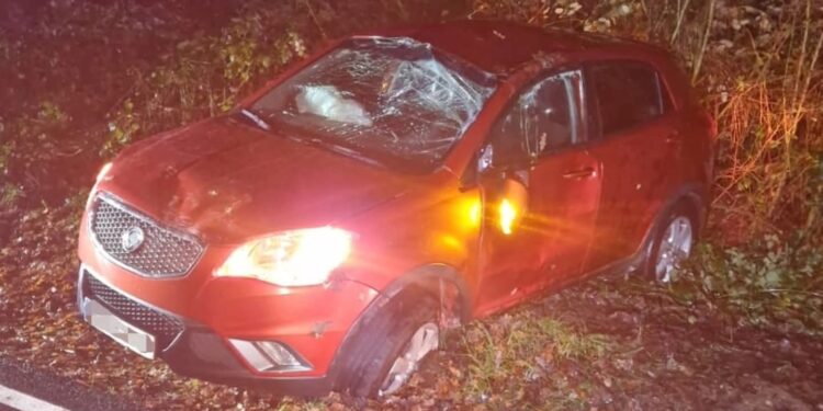 Tres persoas feridas nunha colisión entre dous turismos en Oroso