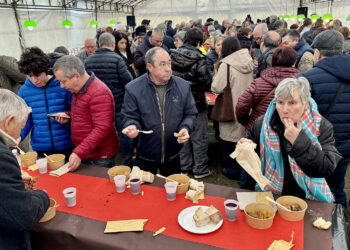 Cruces celebra a súa Feira do Galo de Nadal cun magnífico ambiente na Praza do Concello