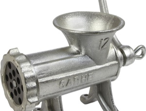 Ingresada no CHUS tras quedarlle unha man atrapada nunha máquina para facer chourizos