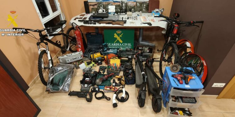 A Garda Civil desmantela un punto activo de venda de droga nunha antiga escola de Boiro