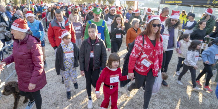 Máis de 500 persoas despediron o ano na II San Silvestre Padronesa
