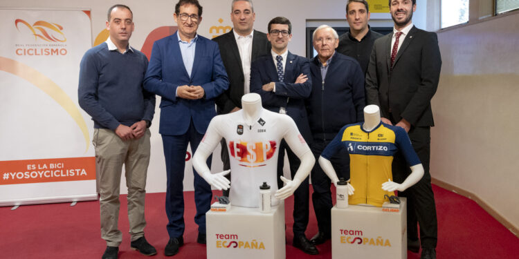 Unha delegación padronesa oficializa en Madrid o ascenso da Clásica de Pascua ao calendario internacional de ciclismo