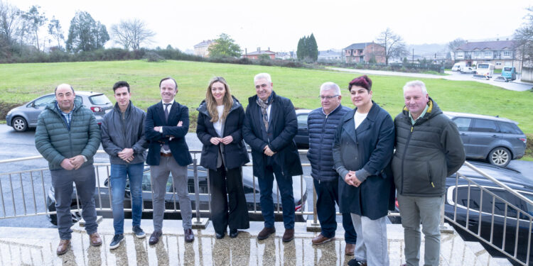 Fabiola García visita no Pino a parcela destinada a unha futura residencia de maiores