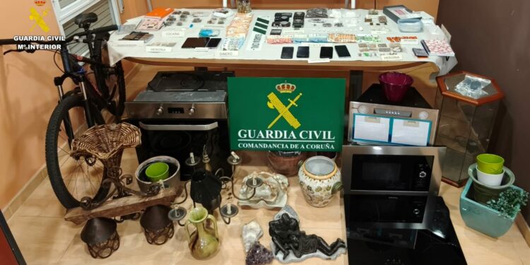 Desmantelados dos puntos de venta de droga en Boiro con cinco personas detenidas