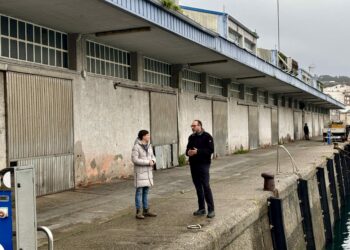 Luís Pérez celebra o uso da antiga lonxa para os redeiros tras anos de abandono