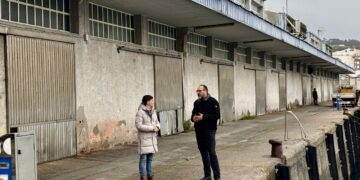 Luís Pérez celebra o uso da antiga lonxa para os redeiros tras anos de abandono