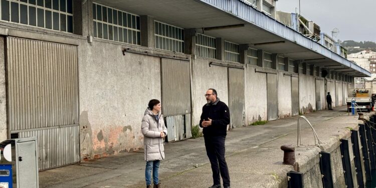 Luís Pérez celebra o uso da antiga lonxa para os redeiros tras anos de abandono
