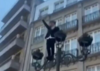 Un joven resulta herido tras subirse a una farola en Vilagarcía