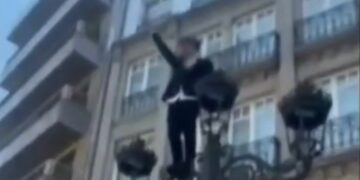 Un joven resulta herido tras subirse a una farola en Vilagarcía