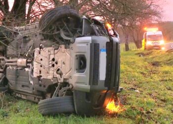 Un condutor ferido tras saír da vía e envorcar o coche en Arzúa