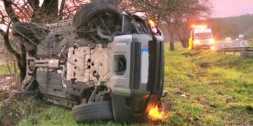 Un condutor ferido tras saír da vía e envorcar o coche en Arzúa