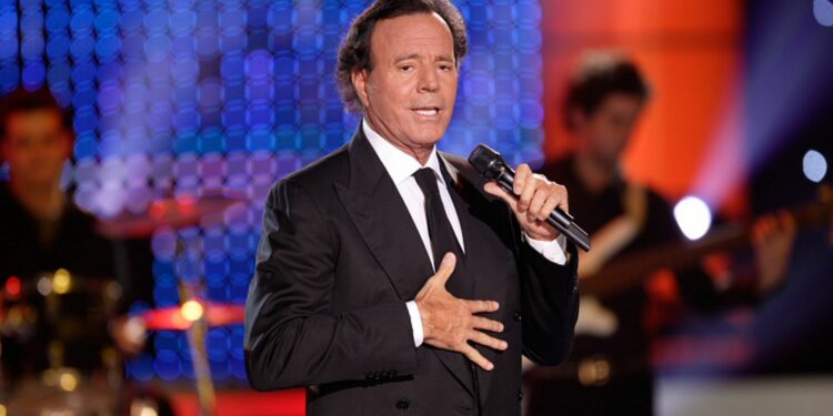 ¿Debe retirar Lalín el nombramiento como comendador del Cocido a Julio Iglesias?