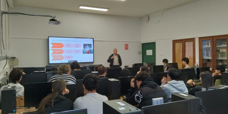 A Deputación da Coruña alíase co CITIC da UDC para levar a intelixencia artificial xenerativa a 20 institutos da provincia