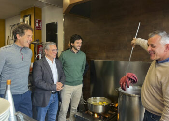 Adrián Vázquez organizará unha pulpada no Parlamento Europeo para “ensinarlles en Bruxelas como facemos polbo os galegos”