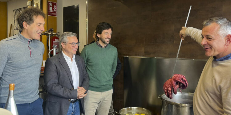 Adrián Vázquez organizará unha pulpada no Parlamento Europeo para “ensinarlles en Bruxelas como facemos polbo os galegos”