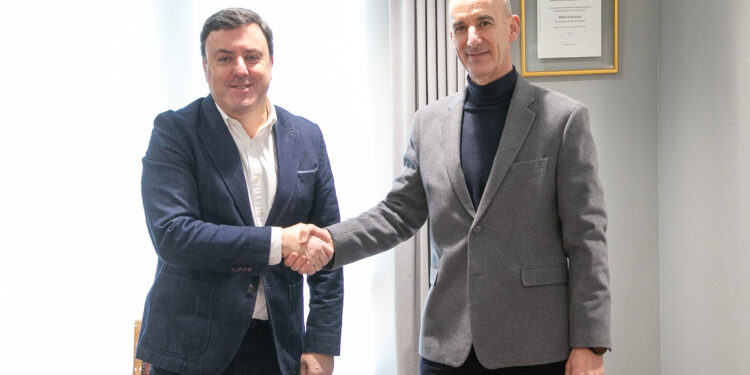 A Deputación e o Concello de Curtis asinan o convenio para a xestión do Centro Etnográfico Río Mandeo de Teixeiro