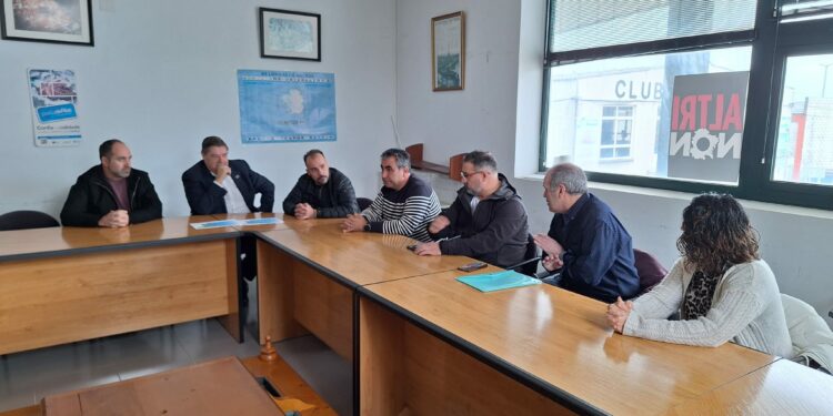 O subdelegado do Goberno na Coruña, Julio Abalde, reuniuse na Confraría de Rianxo cos patróns maiores da ría de Arousa