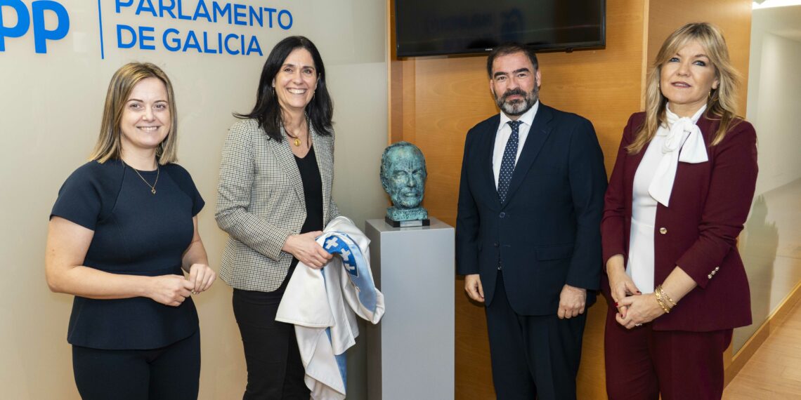 O PPdeG homenaxea a Fraga cun busto nas dependencias do seu Grupo Parlamentario