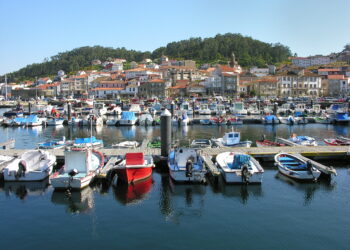 As mariscadoras de Muros e o voluntariado de Afundación retiran 385 quilos de lixo mariño en tres praias muradás