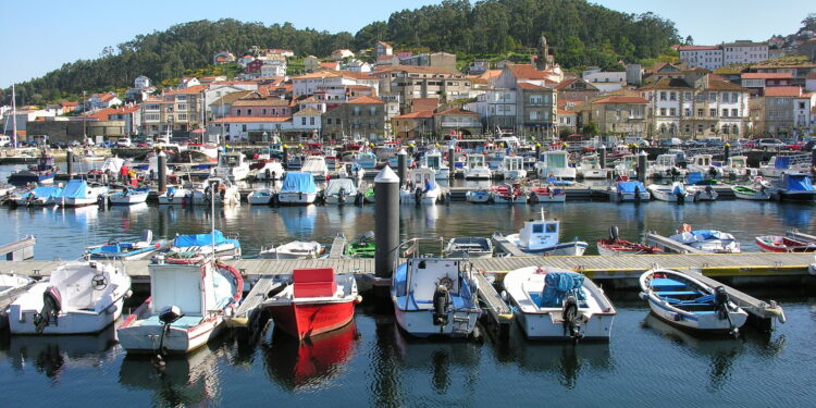 As mariscadoras de Muros e o voluntariado de Afundación retiran 385 quilos de lixo mariño en tres praias muradás