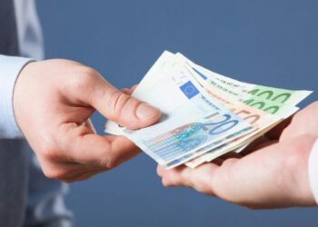 El 65% de los españoles duda de si cobra menos que sus compañeros en roles similares, aumentando la desconfianza generalizada