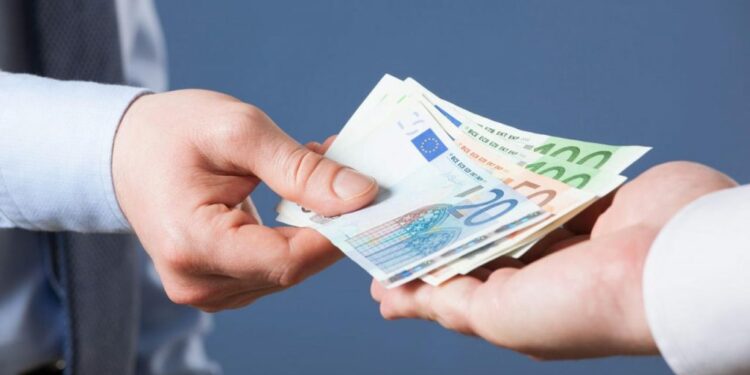 El 65% de los españoles duda de si cobra menos que sus compañeros en roles similares, aumentando la desconfianza generalizada