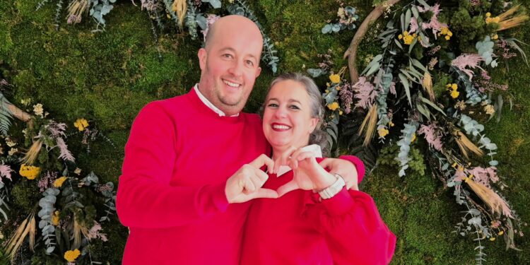 O concello de Carballo estrea un novo posadoiro para vodas no salón de plenos