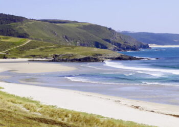 A Deputación financia con 900.000 euros os servizos de limpeza de praias en 41 concellos coruñeses