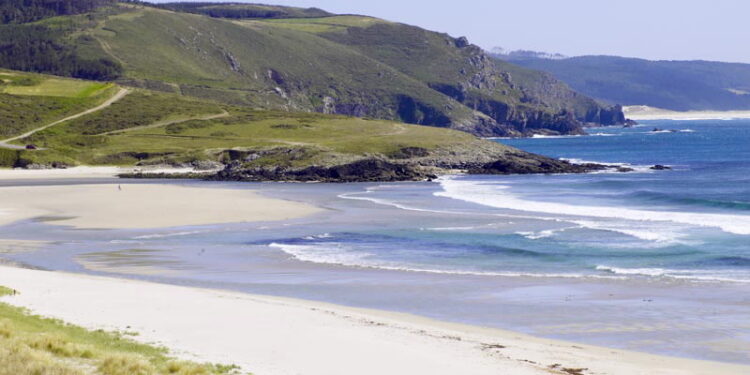 A Deputación financia con 900.000 euros os servizos de limpeza de praias en 41 concellos coruñeses