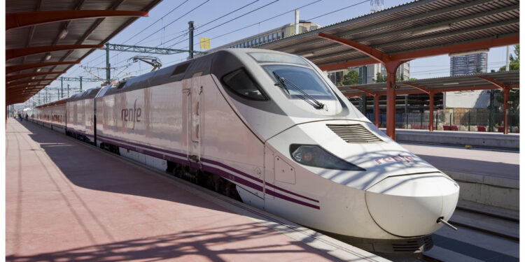 Renfe garantiza la movilidad de los viajeros durante las obras de Adif en la estación de A Coruña con un plan alternativo de transporte