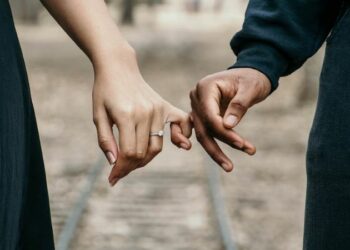 El 55% de los españoles en pareja reconoce que la era digital ha generado distancia emocional en su relación