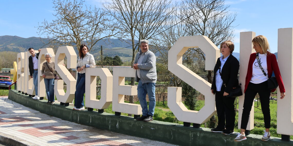 Carmela López anuncia en Ribas de Sil o arranxo da estrada que conecta o val de Quiroga con Ourense