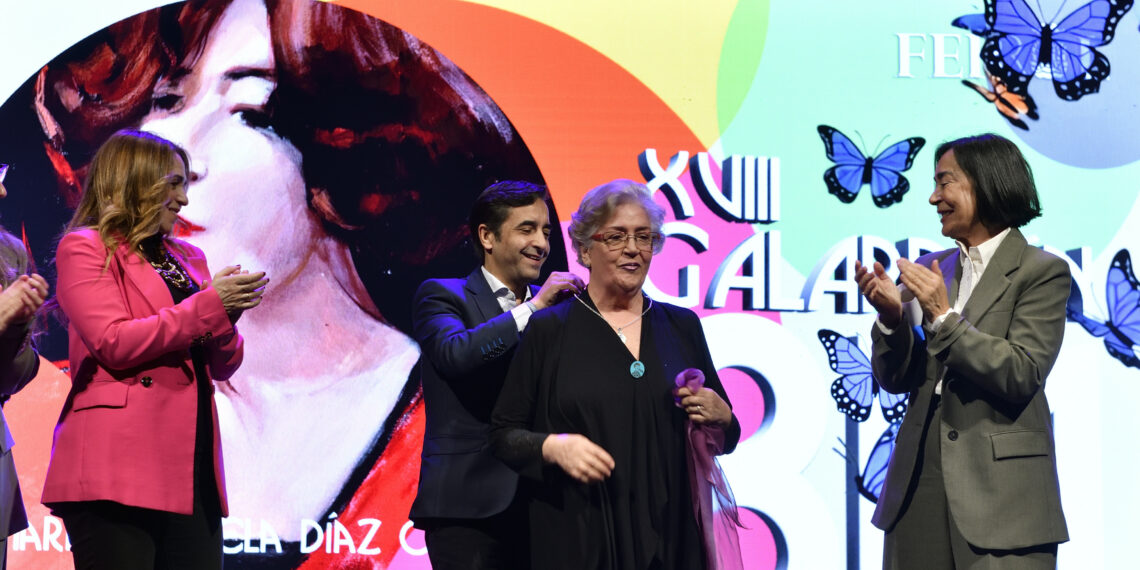 A cantante María Manuela recibe o Galardón 8M do Concello de Ferrol