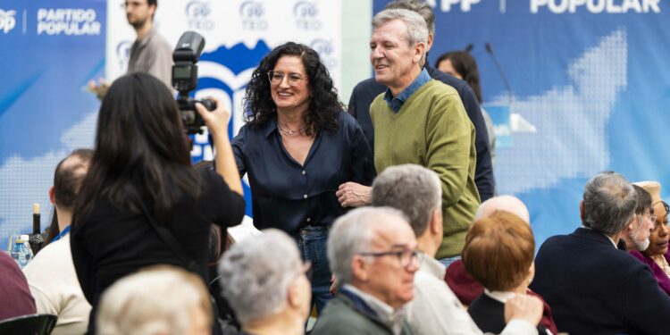 Rueda erixe á alcaldesa Lucía Calvo como “exemplo” das mulleres do PPdeG: “Traballadora, loitadora e defensora do seu concello”