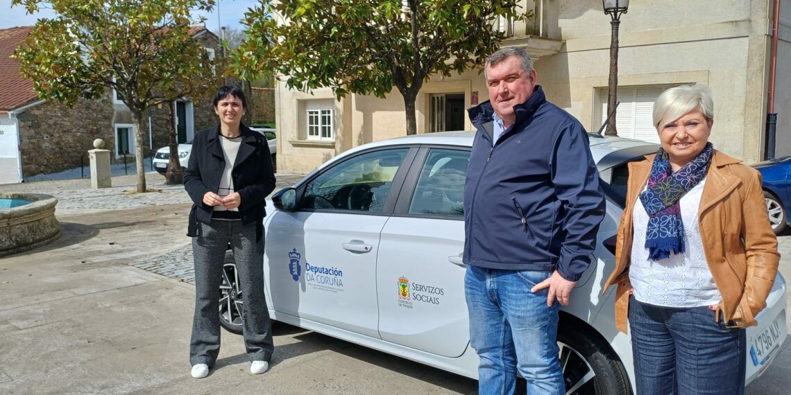 A Deputación entrega ao Concello de Toques un vehículo para reforzar os servizos sociais municipais