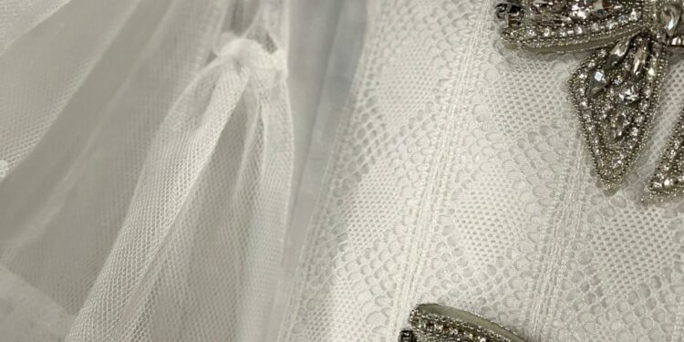 O branco e a elegancia unen á veterana Ana Cabranes e ao debutante Xoaquín Ruiz na pasarela de Grandes Deseñadores