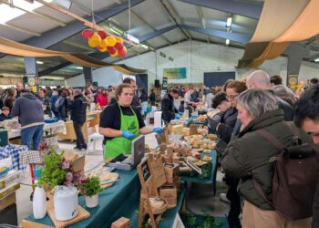 A Feira do Queixo segue batindo récords de asistencia e confirma que o público que acode a Moeche “vén para comprar