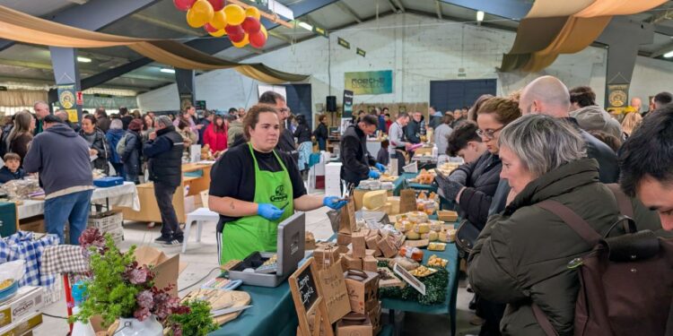A Feira do Queixo segue batindo récords de asistencia e confirma que o público que acode a Moeche “vén para comprar