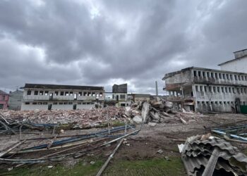 O Concello das Pontes avanza nos traballos de demolición do antigo Colexio Pardo Bazán