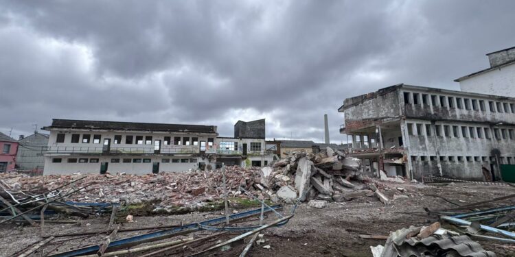 O Concello das Pontes avanza nos traballos de demolición do antigo Colexio Pardo Bazán
