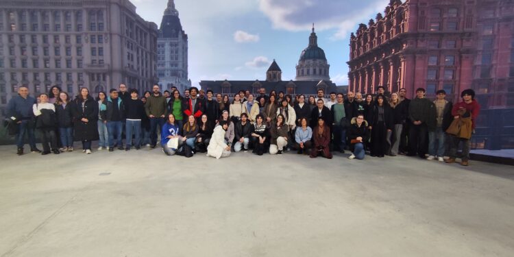 O alumnado da UDC e do Liceo La Paz descobre no CEI o potencial do maior plató virtual de España