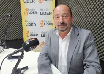 O director de Turismo de Galicia, Xosé Merelles e a delegada territorial da Xunta na Coruña, Belén do Campo, visitan a oficina de atención ao cruceirista