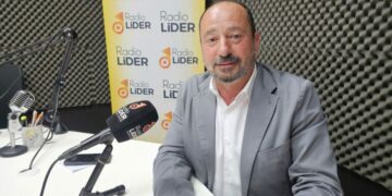 O director de Turismo de Galicia, Xosé Merelles e a delegada territorial da Xunta na Coruña, Belén do Campo, visitan a oficina de atención ao cruceirista