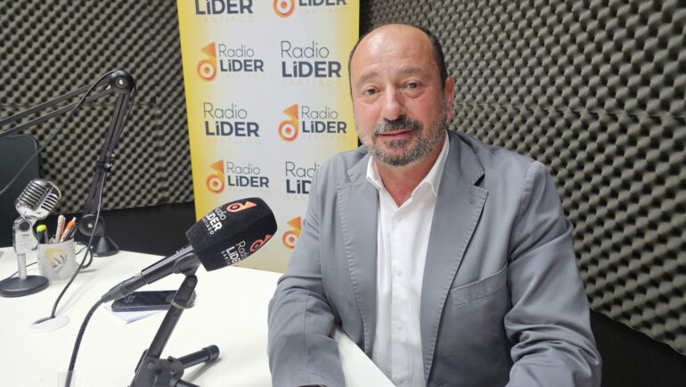 O director de Turismo de Galicia, Xosé Merelles e a delegada territorial da Xunta na Coruña, Belén do Campo, visitan a oficina de atención ao cruceirista