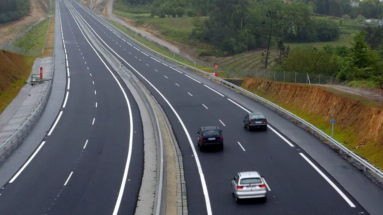 Transportes mejorará las instalaciones de dos playas de peaje en la AP-53 en Vedra y Lalín
